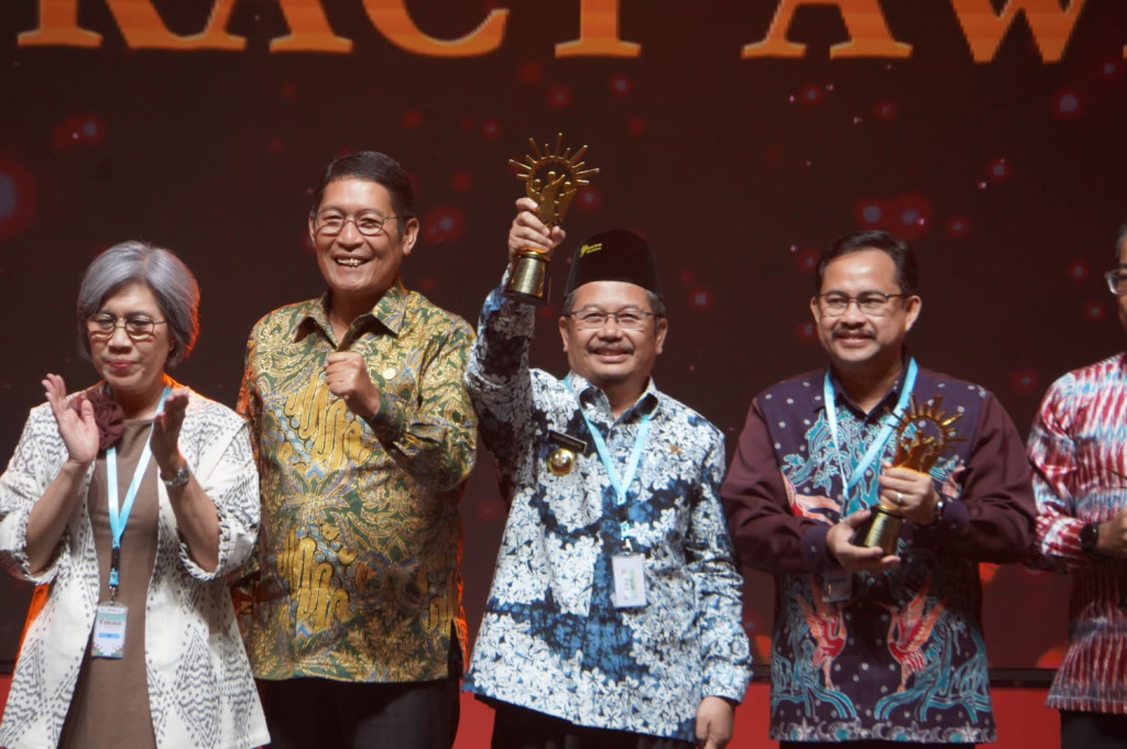 Pemkab Pasuruan Raih Penghargaan Sebagai Pemenang Financial Literacy Award 2024