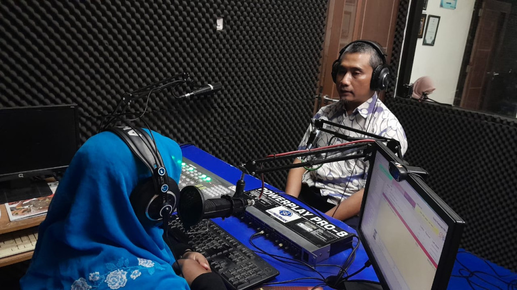 Talkshow Radio - Cintai Mata Anda di Tempat Kerja