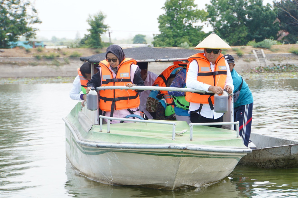 Penyebaran Eco Enzym Bersama Stakeholder di Danau Ranu Grati
