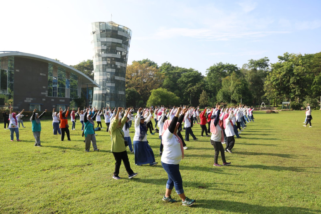 Senam PERWOSI di Kebun Raya Purwodadi