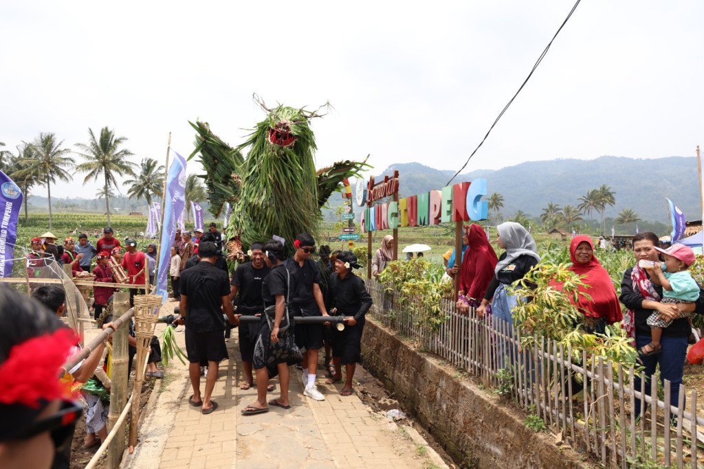 Ritual Kayon di Desa Gerbo Purwodadi dalam Rangka HUT Kabupaten Pasuruan ke-1095