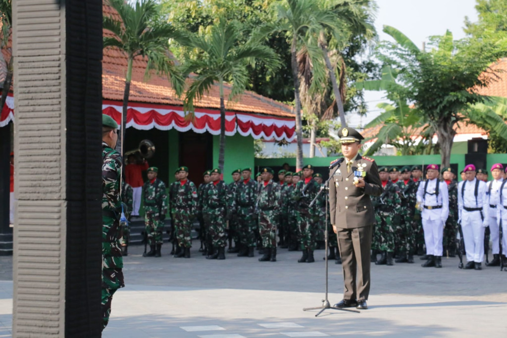 Tabur Bunga di Taman Makam Pahlawan Kabupaten Pasuruan