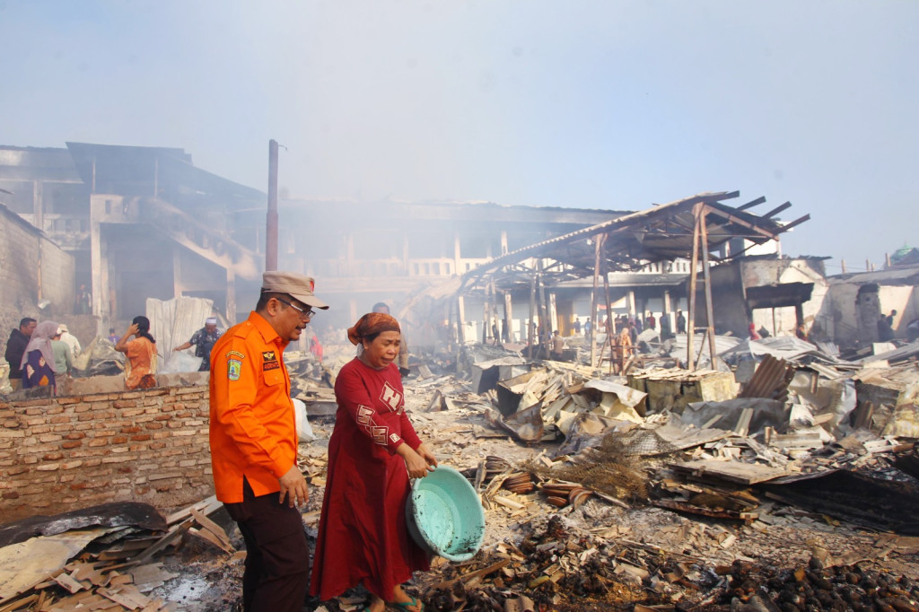 Tinjau Lokasi Kebakaran Pasar Pasrepan
