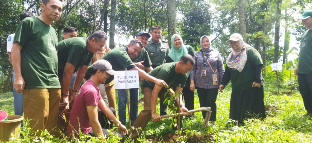Penanaman bibit pohon dalam rangka memperingati hari bumi sedunia