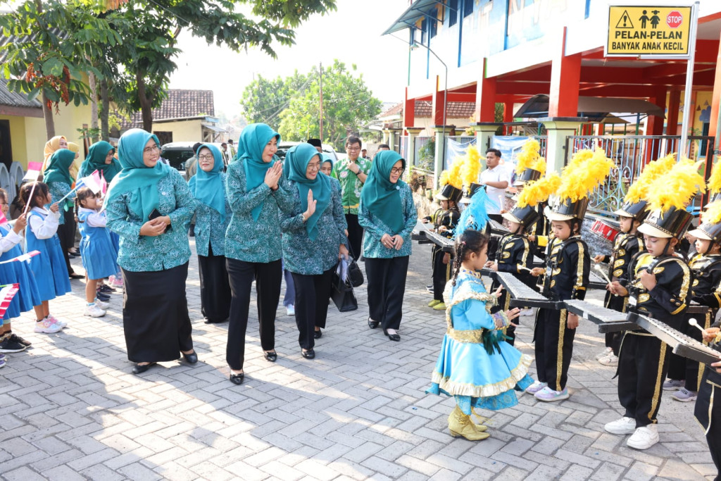 Story Telling Bagi Anak Usia Dini di Balai Desa Karangsono, Sukorejo